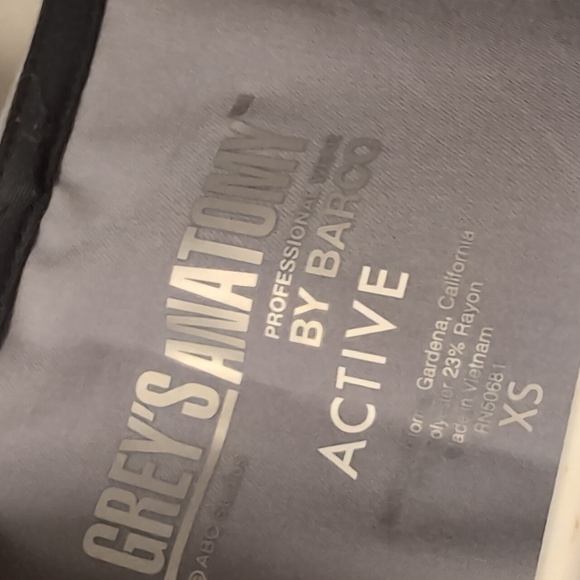 NWOT Grey's Anatomy Active Scrub Set In Light Grey - Picture 2 of 6